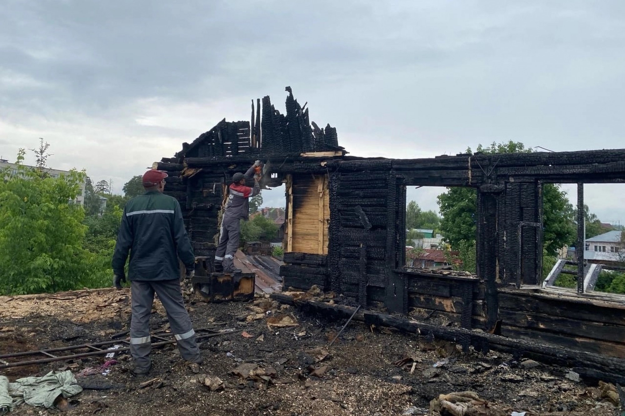 Доброхоты» помогли разобрать завалы сгоревшего дома